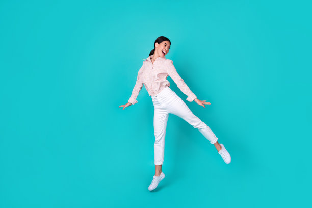 年轻的韩国女士的全尺寸照片无忧无虑地跳舞好心情的新闻穿着时尚的智能休闲服装孤立的青色背景图片下载
