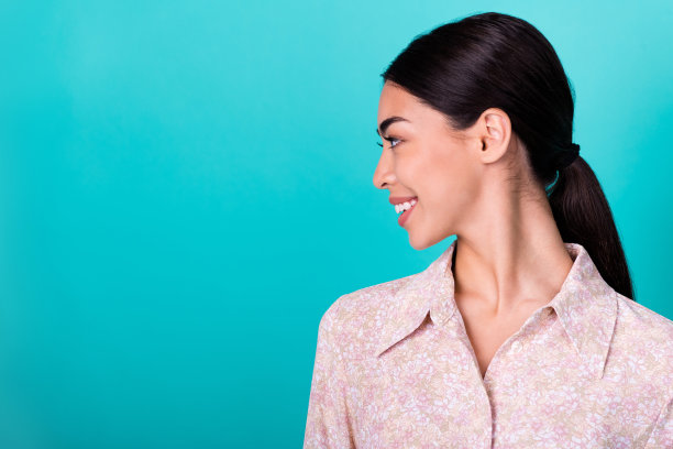 侧面肖像的积极华丽的女士牙齿灿烂的微笑看起来空白的空间孤立在蓝绿色的背景图片下载