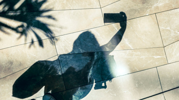 一名女子在自拍，地上有她的影子图片下载