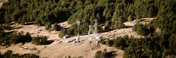 以山脉森林为背景的电信手机天线塔图片下载