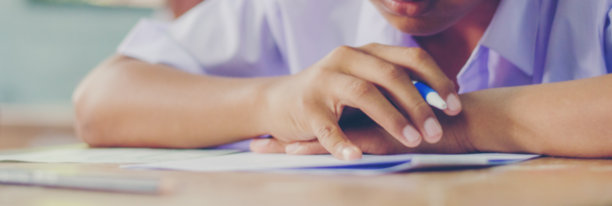 男孩在课桌前学习的照片图片下载