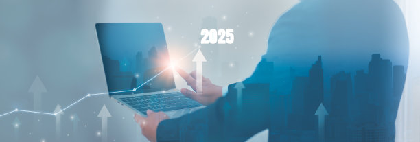 手持笔记本电脑的商人，股票图形和图表背景，概念成长业务和投资，股票市场和制定市场计划和股票市场波动的策略。图片下载