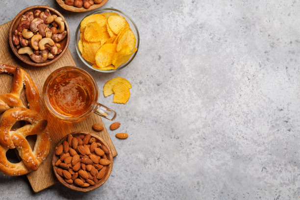 各式各样的啤酒摊:各种各样的点心选择图片下载