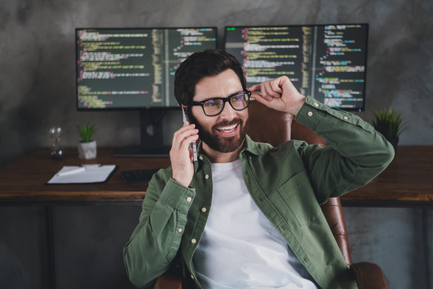 专业it专家年轻人的照片讲电话电脑桌面阁楼室内办公室室内图片下载