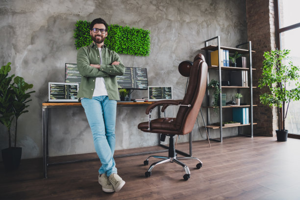 全尺寸照片的专业it专家年轻男子抱臂电脑桌面阁楼室内办公室室内图片下载