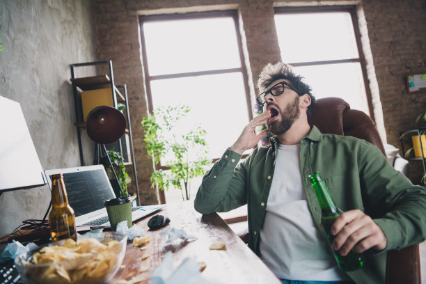 照片的专业it专家年轻人啤酒芯片电脑桌面阁楼室内办公室室内图片下载