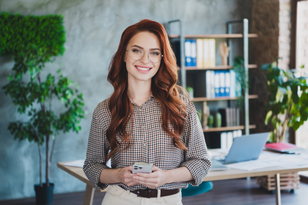 照片快乐迷人的女士助理穿着正式的衬衫聊天instagram twitter电报facebook室内车间工作站阁楼图片下载