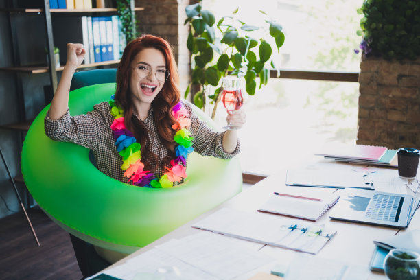 幸运的好心情的女ceo的照片穿着正式的衬衫完成工作，去度假喝酒室内工作场所工作站阁楼图片下载