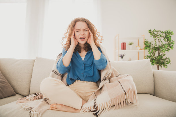 有吸引力的时尚年轻女子偏头痛触摸太阳穴蓝色衬衫公寓家室内室内的全身照片图片下载