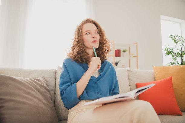 快乐的年轻女孩的照片，坐在沙发，头脑，写笔记本，蓝色的衬衫，享受生活的新公寓房间，灯光，房子，公寓，室内图片下载