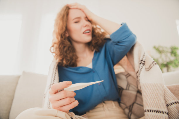 照片开朗的年轻女孩头痛摸额头高温蓝衬衫周末公寓室内在房子里的家图片下载