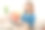 快乐的年轻女孩的照片，坐在沙发上网本电子商务蓝色衬衫享受生活的新公寓房间，光的房子，平的室内图片下载
