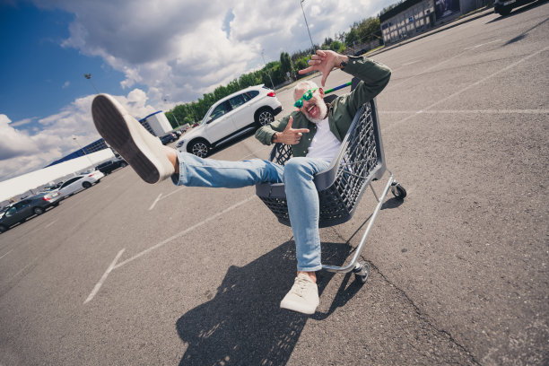 老人全身照片车骑有乐趣的框架符号手势购物车商场停车图片下载