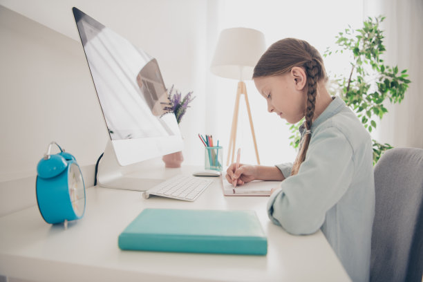 可爱的小女孩的照片学习电脑屏幕桌面写字穿衬衫现代公寓室内图片下载