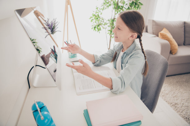 可爱小女孩的照片学习交流电脑屏幕桌面穿衬衫现代公寓室内图片下载