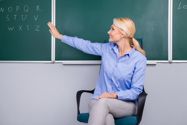 聪明的高级聪明女子学校大学教师讲课照片看板图片下载