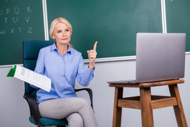 合格的自信女学校老师照片告诉信息课讲解材料学院学校图片下载