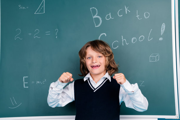 照片的聪明聪明的勤奋快乐的男孩穿着校服学习学校通过考试孤立在绿色的背景图片下载