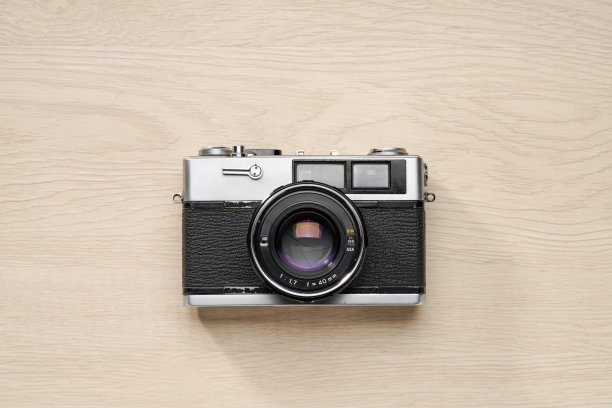 旧胶片相机孤零零地放在木桌上图片下载