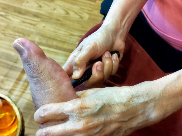 在泰国清迈的一家传统泰式按摩店，放松的足部按摩和穴位按摩的照片。图片下载