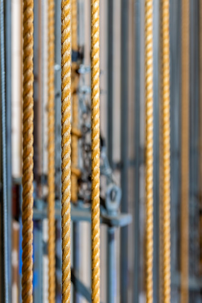 垂直的图像。剧场舞台索具，包括剧场设备、灯光、支架和链条。从高处俯瞰索具拍摄的照片。图片下载