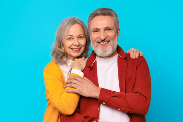 成熟男人和女人温柔拥抱的照片图片下载