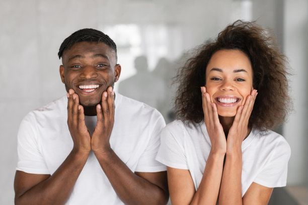 千禧一代黑人夫妇在浴室里抚摸脸的照片图片下载