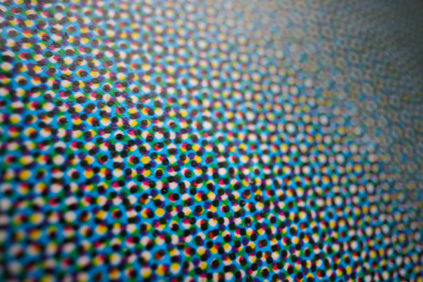 从户外广告海报打印CMYK像素的抽象特写。图片下载