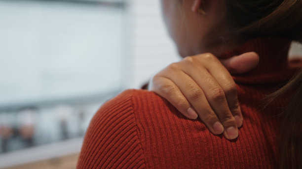 脖子痛的女人。图片下载