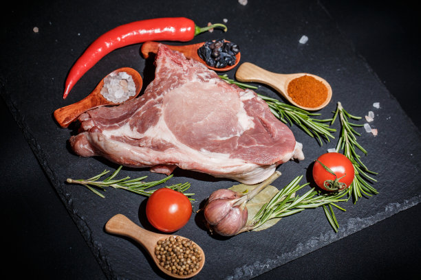 新鲜的肉，很多不同的香料和蔬菜烧烤图片下载