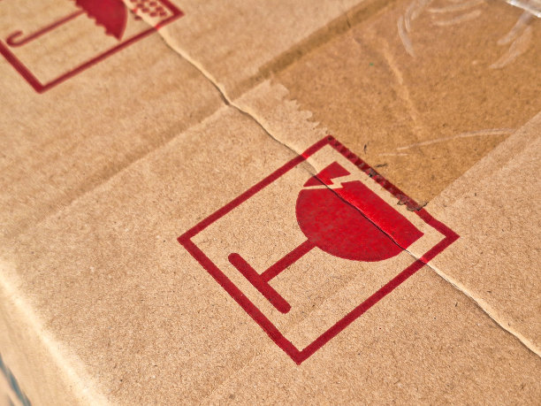 纸板箱上的易碎标志图片下载