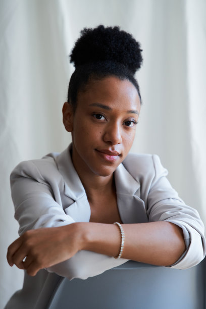 年轻的黑人女商人坐在椅子上摆姿势图片下载
