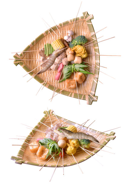 生烧烤泰式烤新鲜大虎对虾沙茶棒海鲜肉蔬菜豆腐玉米肉球蘑菇在白色盘子蒸船锅食材咖啡馆清真食品菜单餐厅图片下载