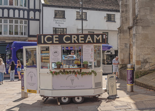 街景和冰淇淋拖车。图片下载