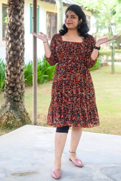 一名怀孕的印度妇女在户外拍摄怀孕照片，手放在肚子上，印度孕妇在社会公园穿着孕妇装把手放在肚子上，怀孕的孕妇在户外拍摄图片下载