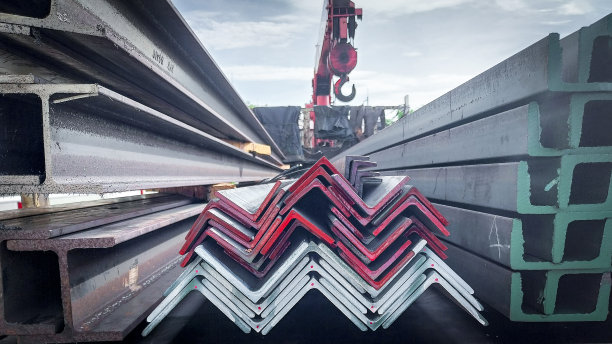 堆场角铁横截面。钢角。在仓库上安装了g型横梁。金属轧角钢。工业堆场用镀锌钢角钢束。图片下载