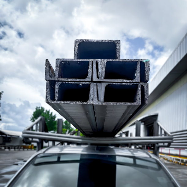 钢铁仓储在仓储重工业。钢组用于工业材料、工程建设产品、工厂设备用铁管。运输车辆上的建筑产品。图片下载