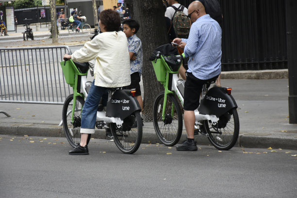 Lime + Uber Lime自行车，巴黎，法兰西岛，法国图片下载