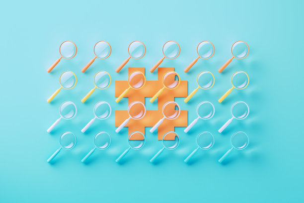 彩色放大镜在蓝色背景上的橙色标签符号图片下载