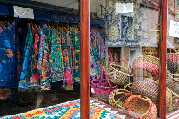 商店橱窗展示从街道与美丽的反射商品图片下载