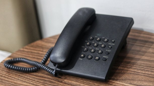酒店房间里木桌上的电话。图片下载