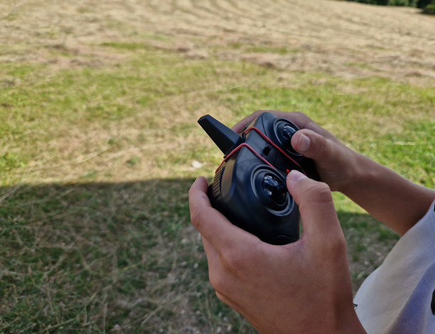 遥控控制器用操纵杆和按钮来控制无人机的运动、速度和高度。它还配备了智能手机天线，因此可以观看镜头图片下载