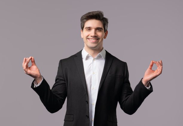 冷静成熟的商人放松，冥想，减少压力。宁静,活力图片下载