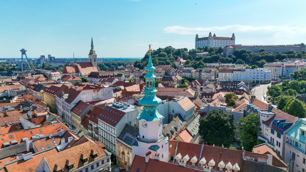 布拉迪斯拉发的无人机照片，斯洛伐克的圣迈克尔斯门和老城区。图片下载