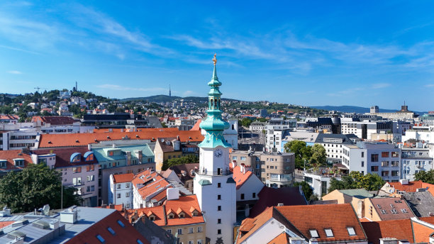 布拉迪斯拉发的无人机照片，斯洛伐克的圣迈克尔斯门和老城区。图片下载