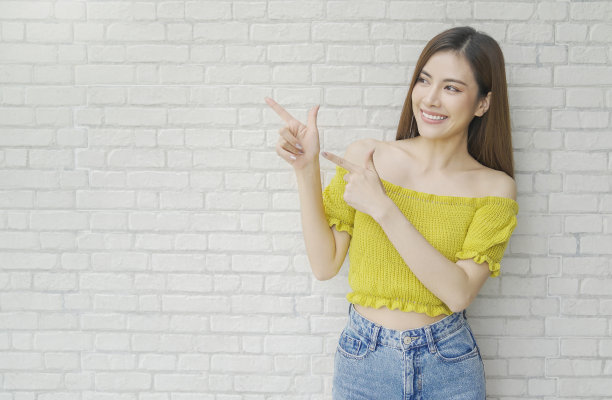 亚洲女人的特写肖像穿着休闲的黄色t恤孤立，亚洲美丽的亚洲韩国女孩苗条合身的微笑的脸。显示客户信息，图表的横幅旁边的复制空间，白色背景图片下载