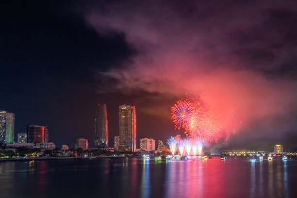 越南岘港市汉江上空，烟花照亮了天空。图片下载