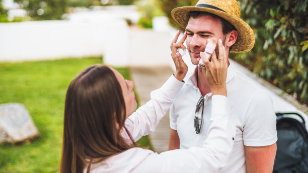 用防晒霜缓解晒伤图片下载