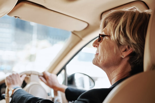 一个成熟的女商人开车的照片图片下载