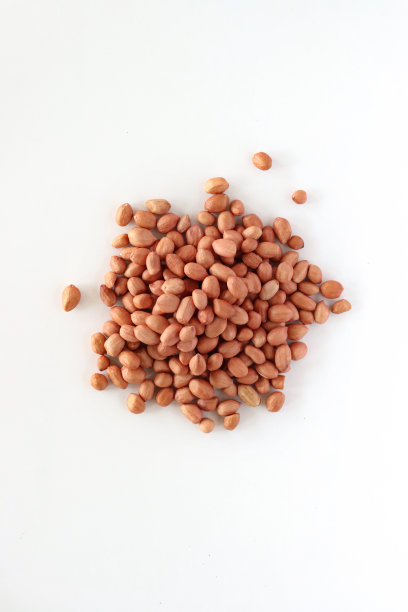 图片:一堆白底红皮花生，营养小吃，健康蛋白质，膳食纤维，素食成分图片下载